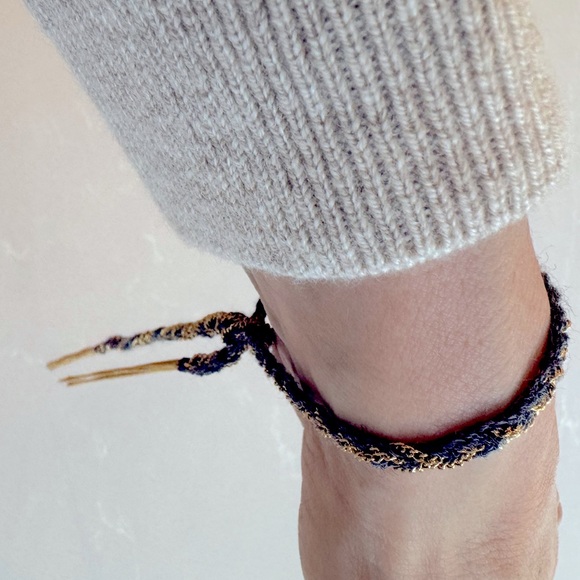 Braided grey to white string with interwoven chain tie bracelet - Picture 3 of 3